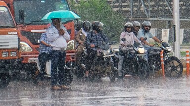 दिल्ली- एनसीआर में हुई तेज बारिश की वजह से पानी भरने की वजह से लोगों को काफी दिक्कतों का सामना करना पड़ा। (Photo: PTI)
