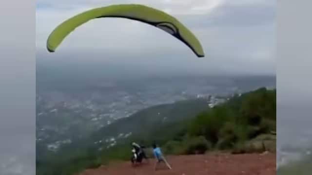 Dharamshala Paragliding: पैराग्लाइडिंग के दौरान हुआ हादसा, गुजरात के युवक की मौत, सामने आया डरावना वीडियो