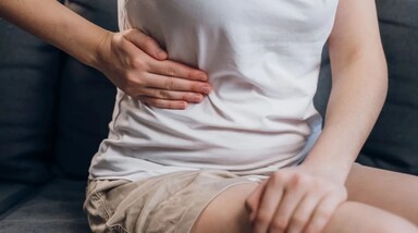 फैटी लिवर की परेशानी बिना किसी बड़ी चेतावनी के धीरे-धीरे बढ़ती है। खासकर महिलाओं में ये बीमारी थकान, हार्मोनल बदलाव या उम्र बढ़ने जैसी मामूली चीज़ों के पीछे छिप जाती है। पर यही इसकी सबसे बड़ी चालाकी है। जब तक हम इसे पहचानते हैं, तब तक ये शरीर पर असर डाल चुकी होती है।