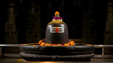 आज सावन माह की शिवरात्रि मनाई जा रही है। इसके साथ ही आज कृष्ण पक्ष की चतुर्दशी तिथि बुधवार का दिन है।  आज सर्वार्थ सिद्धि योग, गजकेसरी योग, नवपंचम राजयोग और भद्रावास योग का एक साथ निर्माण हो रहा है।
