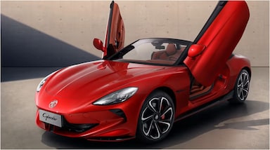 MG Cyberster Price in India : JSW एमजी मोटर इंडिया ने लंबे इंतजार के बाद अपनी नई इलेक्ट्रिक स्पोर्ट्स कन्वर्टिबल साइबरस्टर (Cyberster) को लॉन्च कर दिया है। यह कार खासतौर पर उन लोगों के लिए है, जो स्टाइलिश और परफॉर्मेंस-फोकस्ड इलेक्ट्रिक स्पोर्ट्स कार चाहते हैं। कंपनी ने प्री-रिजर्वेशन बुकिंग के लिए इसकी शुरुआती कीमत 72.49 लाख रुपये रखी है। इसके बाद नई बुकिंग करने वालों के लिए कीमत 74.99 लाख रुपये होगी। अपने स्पोर्टी डिजाइन, सीजर डोर, दमदार परफॉर्मेंस और 580 किमी की रेंज के साथ साइबरस्टर प्रीमियम ईवी सेगमेंट में धूम मचाने को तैयार है।