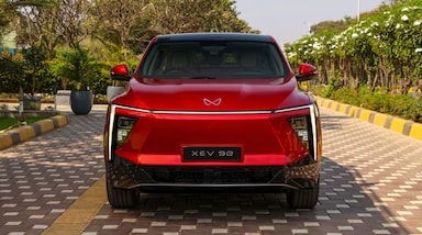 Mahindra BE 6 और XEV 9e के हाइब्रिड अवतार: Mahindra अपनी लोकप्रिय इलेक्ट्रिक एसयूवी BE 6 और XEV 9e को अब हाइब्रिड इंजन के ऑप्शन के साथ भी पेश करने की योजना बना रही है। कंपनी का मानना है कि इस कदम से वह भारतीय बाजार में और भी अधिक ग्राहकों को आकर्षित कर पाएगी जो इलेक्ट्रिक और पेट्रोल दोनों की खूबियों वाला वाहन चाहते हैं।
