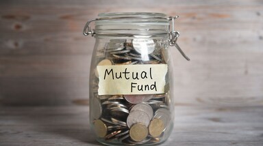 अगर आप 5 साल में पैसा डबल करने का सपना देख रहे हैं तो आपको कुछ खास तरह के म्यूचुअल फंड में निवेश करना होगा। इनमें रिस्क बहुत ज्यादा नहीं और रिटर्न भी अच्छा है। 