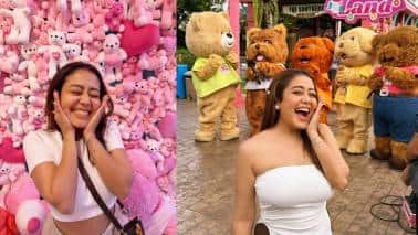 Neha Kakkar: नेहा कक्कड़ ने शेयर की अपने वेकेशन की खूबसूरत तस्वीरें,  मस्ती के मूड में नजर आईं सिंगर