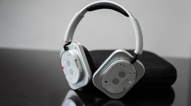 Nothing Headphone (1) review: अगर Phone (3) Nothing का प्रीमियम स्मार्टफोन सेगमेंट में कदम है, तो Headphone (1) उस कंपनी का ऑडियो कैटेगरी में गहराई से उतरने का प्रयास है, और वो भी एक दमदार बयान के साथ। Nothing Headphone (1) कंपनी का पहला ओवर-ईयर हेडफोन है, और इसके अन्य उत्पादों की तरह, यह भी डिजाइन और सूक्ष्म इनोवेशन पर काफी जोर देता है। इतना ही नहीं, इसे बेहतरीन बनाने के लिए Nothing ने ब्रिटेन की प्रीमियम ऑडियो ब्रांड KEF के साथ साझेदारी की है, जो अपनी प्रीमियम ऑडियो मैपिंग और ट्यूनिंग के लिए जानी जाती है।

मैंने इसका इस्तेमाल कुछ समय से किया है। यहां पर इस हेडफोन का डिजाइन, आराम, साउंड क्वालिटी और यह महत्वाकांक्षी पहली उत्पाद अपने वादे पर खरा उतरता है या नहीं, इस पर विस्तृत जानकारी दी गई है।
