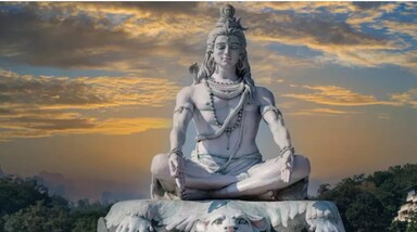 सावन का हर दिन शिवभक्तों के लिए खास होता है। इस पूरे महीने में जलाभिषेक, रुद्राभिषेक, व्रत, उपवास और पूजा-अर्चना के ज़रिए लोग भोलेनाथ को प्रसन्न करने का प्रयास करते हैं। शिवपुराण और अन्य धार्मिक ग्रंथों में सावन और भगवान शिव की महिमा का विस्तार से वर्णन मिलता है। कहा जाता है कि शिवजी बहुत जल्दी प्रसन्न होने वाले देवता हैं । उन्हें सच्चे मन से अगर कोई एक बेलपत्र भी अर्पित करे, तो वे प्रसन्न हो जाते हैं।
