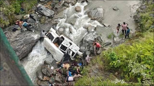 Pithoragarh Accident: उत्तराखंड में बड़ा हादसा, खाई में गिरी गाड़ी, आठ लोगों की मौत...रेस्क्यू ऑपरेशन जारी