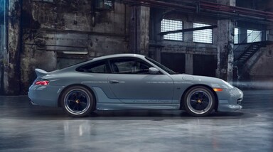 ये गाड़ी 911 Carrera T मॉडल पर बनी है, और इसमें बहुत पावरफुल इंजन लगा है जो 388 bhp देता है। साथ ही इसमें छह-स्पीड मैनुअल गियरबॉक्स है जो चलाने में बहुत जबरदस्त एक्सपीरियंस देगा।

