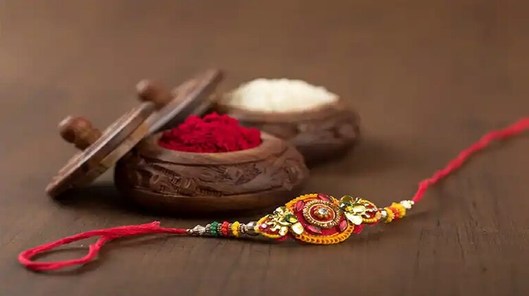 Raksha Bandhan 2025: बहन को भूलकर भी न दें ये गिफ्ट, रिश्ते में आ सकती है दूरी - raksha bandhan 2025 avoid these gifts for your sister for healthy relationship | Moneycontrol Hindi