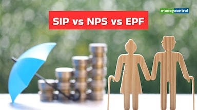 SIP vs NPS vs EPF:रिटायरमेंट के बाद आर्थिक आजादी बनाए रखना हर किसी पहली प्राथमिकता होती है। इसके लिए मजबूत रिटायरमेंट फंड जरूरी है। ऐसे में सही निवेश विकल्प चुनना चुनौतीपूर्ण हो सकता है, क्योंकि यह आपकी जरूरतों, जोखिम क्षमता और समयसीमा पर निर्भर करता है। SIP, NPS और EPF ऐसे लोकप्रिय विकल्प हैं जो रिटायरमेंट प्लानिंग में अहम भूमिका निभाते हैं। आइए जानते हैं इन तीनों विकल्पों की खूबियों को विस्तार से।