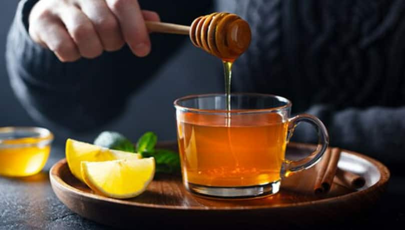 Healthy Drink: सुबह-सुबह शहद वाला गुनगुना पानी पीने की आदत क्यों है फायदेमंद? जानिए इसके बड़े फायदे Healthy Drink: सुबह-सुबह शहद वाला गुनगुना पानी पीने की आदत क्यों है फायदेमंद? जानिए इसके बड़े फायदे