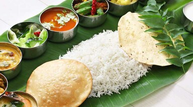 भारतीय खाना सिर्फ मसालों और स्वादों का खेल नहीं है, बल्कि उसे पकाने के तरीके भी उतने ही खास हैं। अलग-अलग राज्यों और संस्कृतियों में विकसित इन  विधियों ने खाने में गहराई, खुशबू और सेहत का सही मेल बनाया है।
