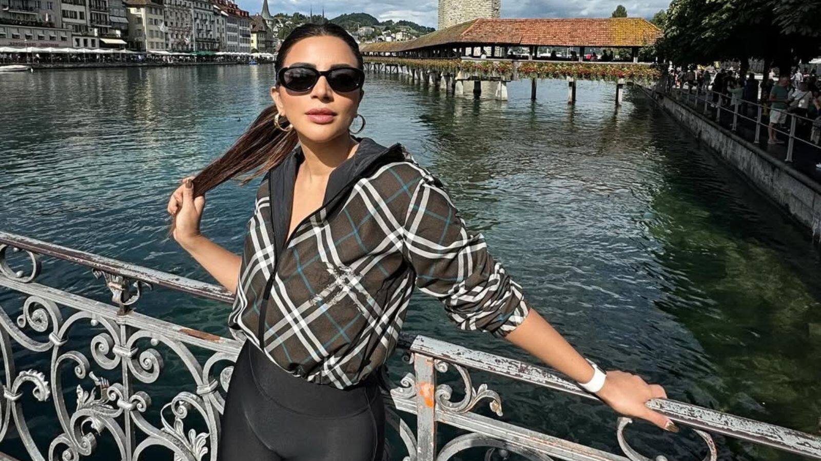 कुछ दिनों पहले शमा सिकंदर ब्लैक स्ट्रैपलेस थाई-हाई स्लिट आउटफिट में नजर आईं थीं, जिसमें उन्होंने बेज रंग की कैफ, मैचिंग घड़ी और स्टाइलिश स्नीकर्स के साथ अपने लुक को पूरा किया था। (Photo: Shama Instagram) कुछ दिनों पहले शमा सिकंदर ब्लैक स्ट्रैपलेस थाई-हाई स्लिट आउटफिट में नजर आईं थीं, जिसमें उन्होंने बेज रंग की कैफ, मैचिंग घड़ी और स्टाइलिश स्नीकर्स के साथ अपने लुक को पूरा किया था। (Photo: Shama Instagram)