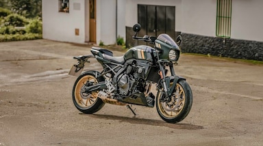 Suzuki ने दो स्टाइलिश मिडिलवेट मोटरसाइकिलें GSX-8T और GSX-8TT पेश की हैं। ये दोनों बाइक्स GSX-8S प्लेटफॉर्म पर बेस्ड है। ये दोनों मॉडल उन राइडर्स को काफी आकर्षित करेंगे जो क्लासिक स्टाइल के साथ मॉडर्न परफॉर्मेंस चाहते हैं।
