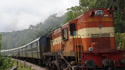 Indian Railways: इस ट्रेन को बॉलीवुड की सुपरस्टार राजेश खन्ना की फिल्म ‘चलता पुर्जा’ में भी दिखाया गया।