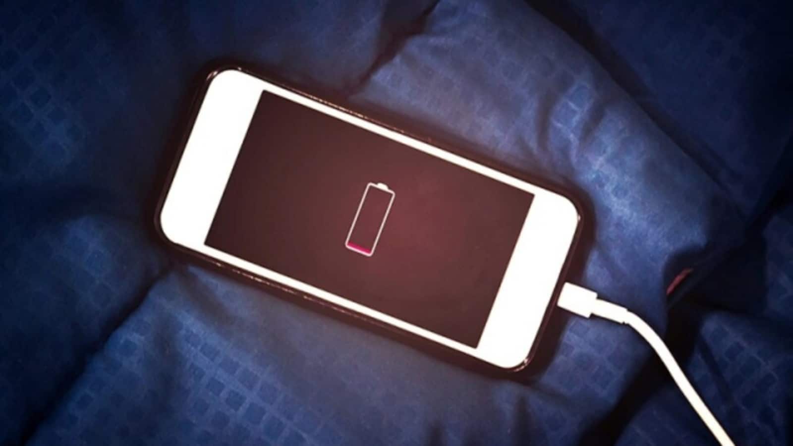 Android केबल से iPhone चार्ज करना पड़ सकता है भारी, जानें कैसे