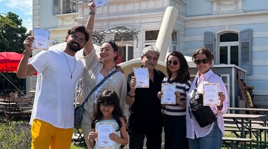 बॉलीवुड एक्ट्रेस सोनाक्षी सिन्हा पूरे परिवार के साथ इन दिनों वेकेशन गई थीं। जहां से एक्ट्रेस ने अपनी और फैमिली की कुछ बेहद खास तस्वीरें शेयर की हैं। जो अब वायरल हो रही हैं।
