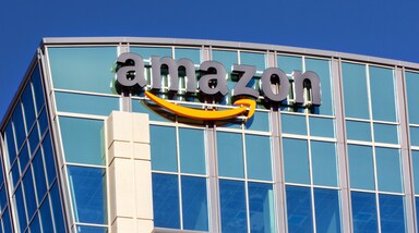 Amazon ने 2025 की पहली तिमाही के दौरान अमेरिका में लगभग 11,300 H-1B वीजाधारकों को नौकरी दी है। इनमें से काफी संख्या भारतीयों की है। सार्वजनिक रूप से उपलब्ध वीजा डॉक्यूमेंट्स से ये जानकारी मिली है। इन डॉक्यूमेंट्स से यह भी जानकारी मिली है कि एमेजॉन में विदेशी प्रोफेशनल्स को किस पद के लिए कितनी सैलरी मिलती है।
