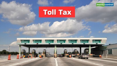 Toll-Free Travel: अगर आप रोज ऑफिस, मार्केट या बच्चों के स्कूल के लिए हाईवे से होकर गुजरते हैं और आपके घर के पास कोई टोल प्लाजा पड़ता है, तो आपके लिए एक बड़ी खुशखबरी है। 