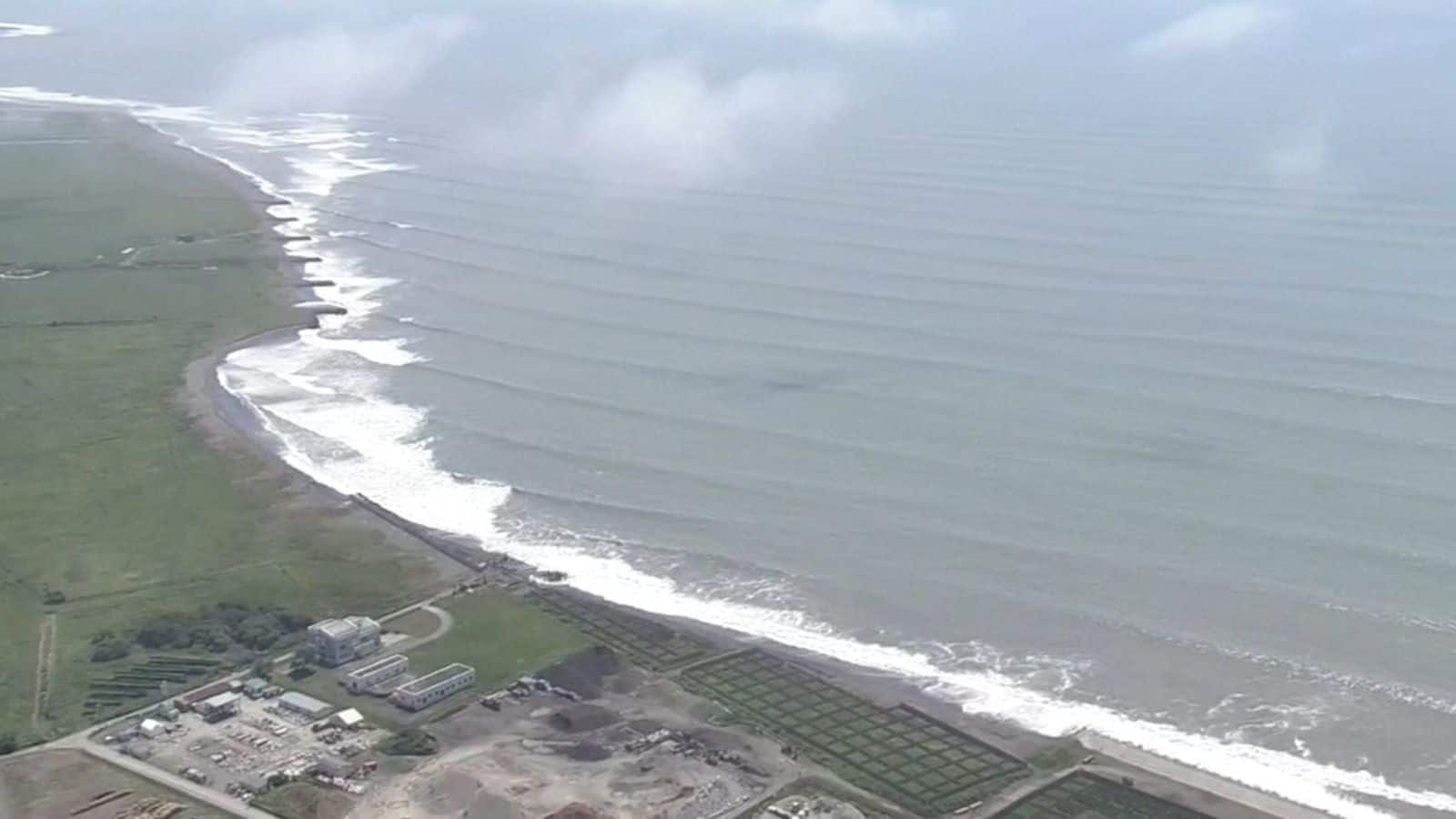 Tsunami Live Updates: सुनामी की चेतावनी के बीच जापान के होक्काइडो में इमारत की छत पर पहुंचे नागरिक
