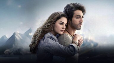 अहान पांडे और अनीत पड्डा, बॉलीवुड की इस नई जोड़ी ने बॉक्‍स ऑफिस पर धूम मचा दी है. 'सैयारा' का जादू सिर चढ़कर बोल रहा है. डायरेक्‍टर मोहित सूरी ने एक बार फिर साबित कर ही दिया कि जब बात इश्‍क और इसके दर्द को पर्दे पर उतारने की आती है, तो उन जैसी 'आश‍िकी' कोई नहीं कर पाता. फैंस का दिल जीतने के साथ ही सैयारा ने बॉक्स ऑफिस पर ताबरतोड़ कमाई की है.
