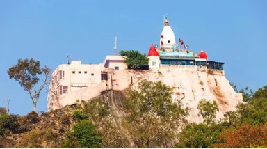 हरिद्वार के प्रसिद्ध मनसा देवी मंदिर में रविवार 27 जुलाई को सुबह भगदड़ मच गई, जिसमें कई लोगों की जानें  चली गई और कई लोग गंभीर रूप से घायल हो गए। आइए जानते हैं कि मनसा देवी मंदिर की मान्यता और इस मंदिर का महत्व क्या है?
