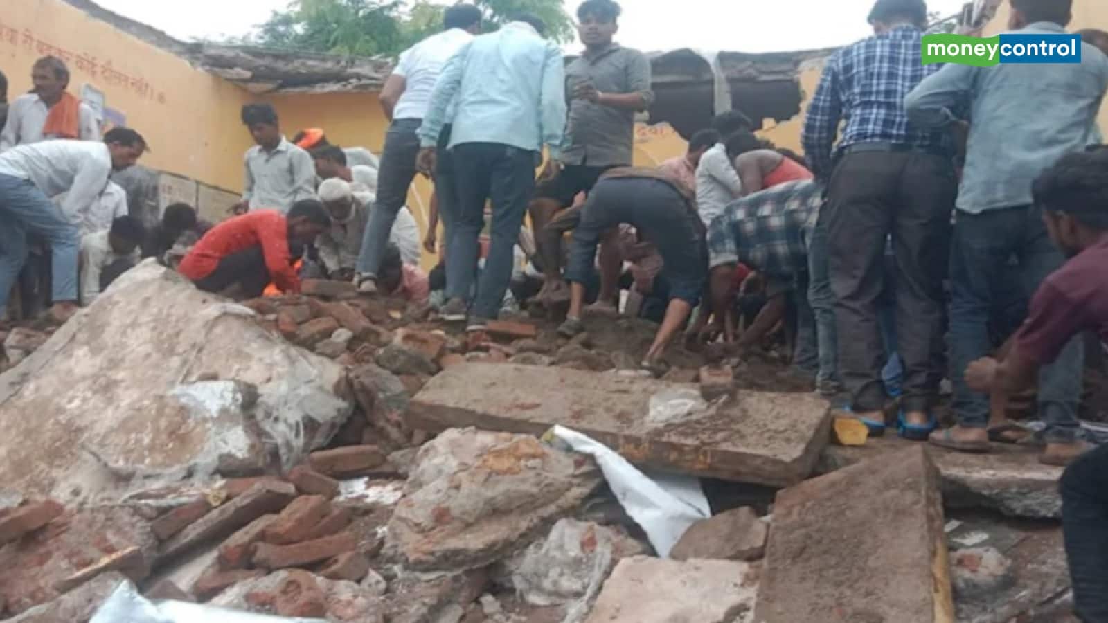Jhalawar School Roof Rollapse: राजस्थान के झालावाड़ में बड़ा हादसा, स्कूल की छत गिरने से मलबे में दबे 60 बच्चे, 4 की मौत