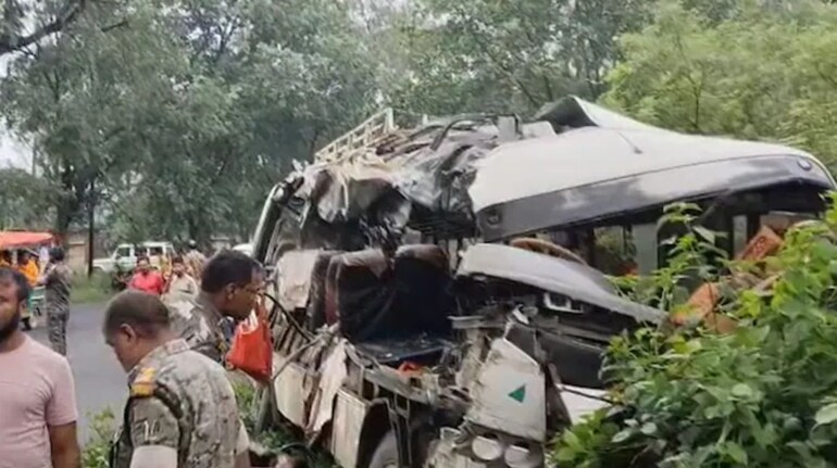 झारखंड के देवघर में बड़ा हादसा, कांवड़ियों से भरी बस और ट्रक की टक्कर में 18  की दर्दनाक मौत - jharkhand deoghar bus truck collision many kanwariyas  killed | Moneycontrol Hindi