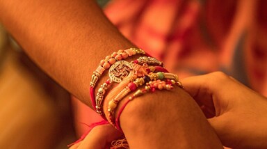 रक्षा बंधन सिर्फ एक त्योहार नहीं, बल्कि भाई-बहन के बीच अटूट प्रेम और सुरक्षा की खास परंपरा है। इस साल रक्षाबंधन 9 अगस्त को मनाया जा रहा है।
