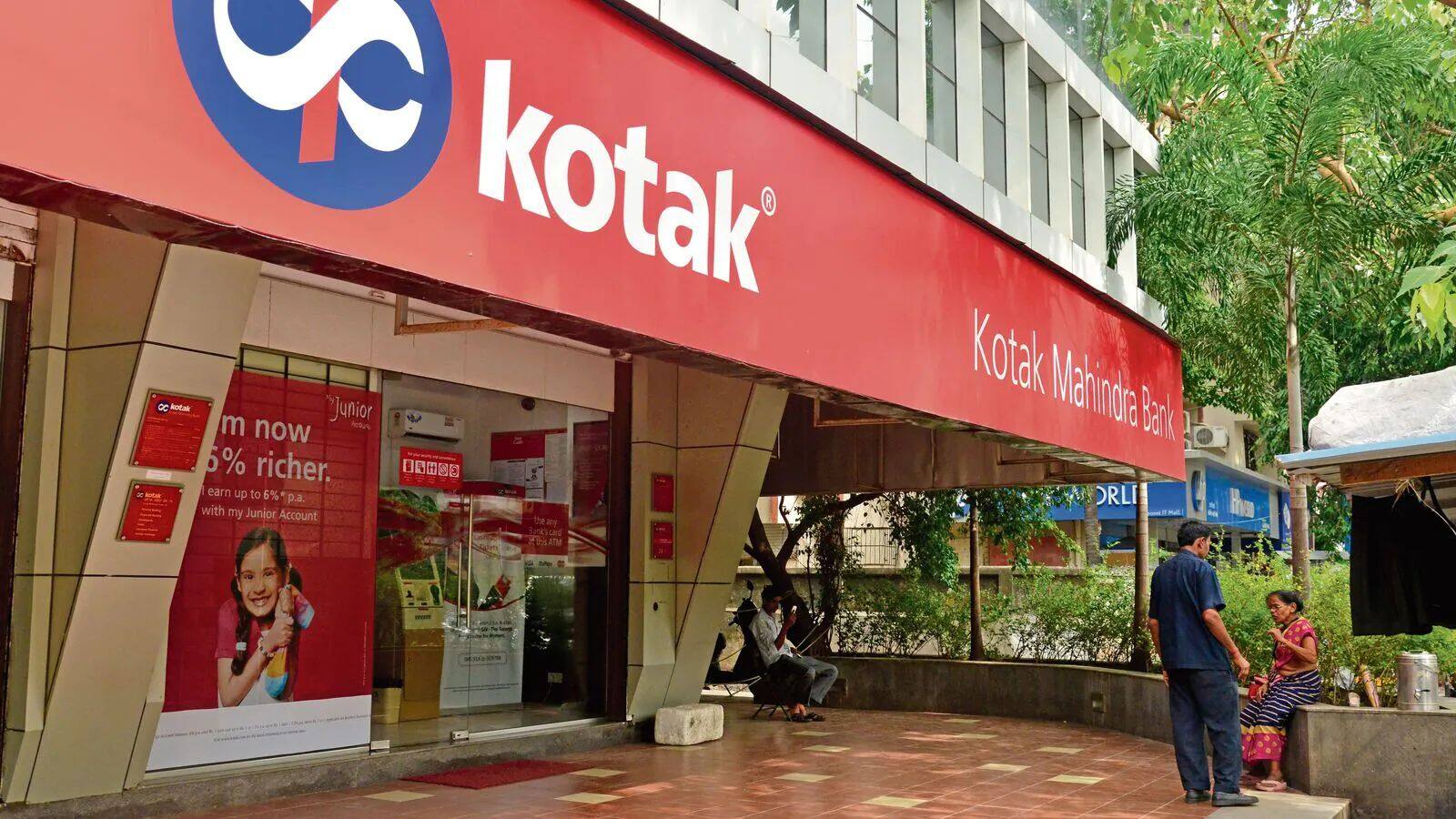 खबर बाजार -Kotak Mahindra Bank के शेयरों में 15 महीने की सबसे बड़ी गिरावट, अब शेयर खरीदें, बेचें या करें होल्ड? – #INA