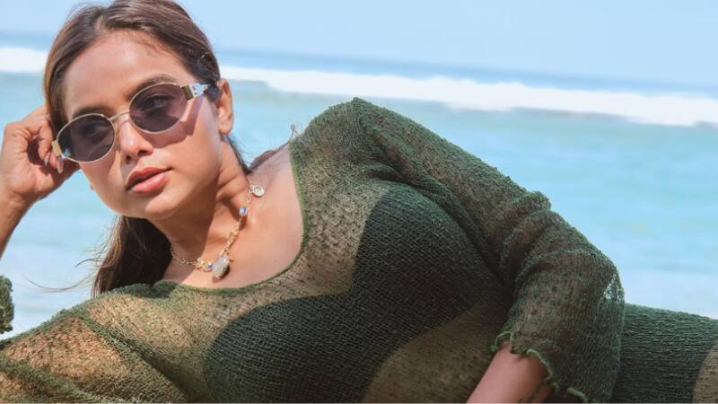 एक्ट्रेस डार्क ओलिव ग्रीन कलर की ट्यूब टॉप स्टाइल बिकिनी पहने हुए हैं। जिसे उन्होंने स्टाइलिश शीयर ओलिव ग्रीन ड्रेस के साथ पेयर किया। जिसने लुक को और सुंदर बना दिया। एक्ट्रेस डार्क ओलिव ग्रीन कलर की ट्यूब टॉप स्टाइल बिकिनी पहने हुए हैं। जिसे उन्होंने स्टाइलिश शीयर ओलिव ग्रीन ड्रेस के साथ पेयर किया। जिसने लुक को और सुंदर बना दिया।