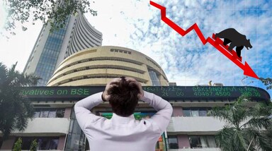 Share Market Today: भारतीय शेयर बाजार आज 18 जुलाई को तेज गिरावट के साथ बंद हुए। बीएसई सेंसेक्स 501.52 अंक या 0.61 फीसदी टूटकर 81,757.73 के स्तर पर बंद हुए। वहीं निफ्टी 143.05 अंक या 0.57 फीसदी लुढ़ककर 24,968.40 के स्तर पर आ गया। सबसे अधिक गिरावट बैंकिंग और FMCG शेयरों में देखने को मिली। ब्रॉडर मार्केट भी दबाव में रहे। इसके चलते निवेशकों को आज करीब 2.57 लाख करोड़ रुपये का नुकसान हुआ। ग्लोबल बाजारों से कमजोर संकेत और एक्सिस बैंक समेत कई कंपनियों के कमजोर नतीजों से निवेशकों के सेंटीमेंट पर असर डाला।
