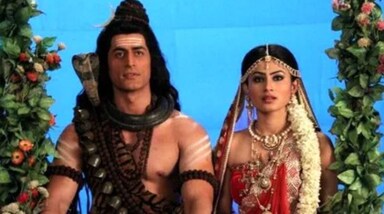 टीवी सीरियल 'देवों के देव महादेव' को दर्शकों का काफी प्यार मिला था। इस शो में मोहित रैना महादेव और मौनी रॉय ने सती का किरदार निभाया था।