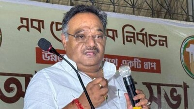 
पश्चिम बंगाल में चल रही SIR प्रक्रिया को लेकर सियासत गरमाई हुई है।
