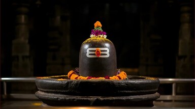 Sawan 2025 भगवान शिव का प्रिय महीना है और इसमें शिवरात्री का विशेष महत्व होता है। इसी दिन कांवड़िये हरिद्वार या गंगोत्री से गंगाजल भर कर अपने निक्टतम मंदिरों में लाते हैं और उससे जलाभिषेक करते हैं। हिंदु धर्म में इस दिन शिवलिंग का अभिषेक करने से भगवान शिव का विशेष आशीर्वाद मिलने की मान्यता है। शिव भक्त इस दिन व्रत करते हें और रुद्राभिषेक जैसे अनुष्ठान से महादेव को प्रसन्न कर उनकी कृपा पाने की कोशिश करते हैं। इस बार सावन की शिवरात्रि 23 जुलाई को मनाई जाएगी। 