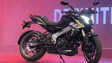 Bajaj Bajaj भारत के सबसे भरोसेमंद वाहन ब्रांड्स में से एक है, और यह इस त्योहारी सीजन को और भी खास बना रहा है बड़े डिस्काउंट और कई बेनिफिट्स के साथ। कंपनी ग्राहकों को Pulsar CF125 पर 4,000 रुपये की छूट, Pulsar NS125 पर 2,500 रुपये की छूट, Pulsar 150 पर 3,000 रुपये की छूट और Pulsar N160 और NS160 दोनों पर 5,000 रुपये की छूट दे रही है। Pulsar NS200 पर भी 5,000 रुपये की छूट मिलेगी, जबकि Pulsar N250, RS200 और NS400 पर 3,000 रुपये तक की छूट उपलब्ध है। कीमतों में कटौती के साथ-साथ, ग्राहकों को पहले वर्ष के लिए फ्री ओन डैमेज इंश्योरेंस मिलेगा और चुनिंदा फाइनेंस ऑप्शन्स पर 0% प्रोसेसिंग चार्ज का फायदा भी उठाया जा सकता है।
