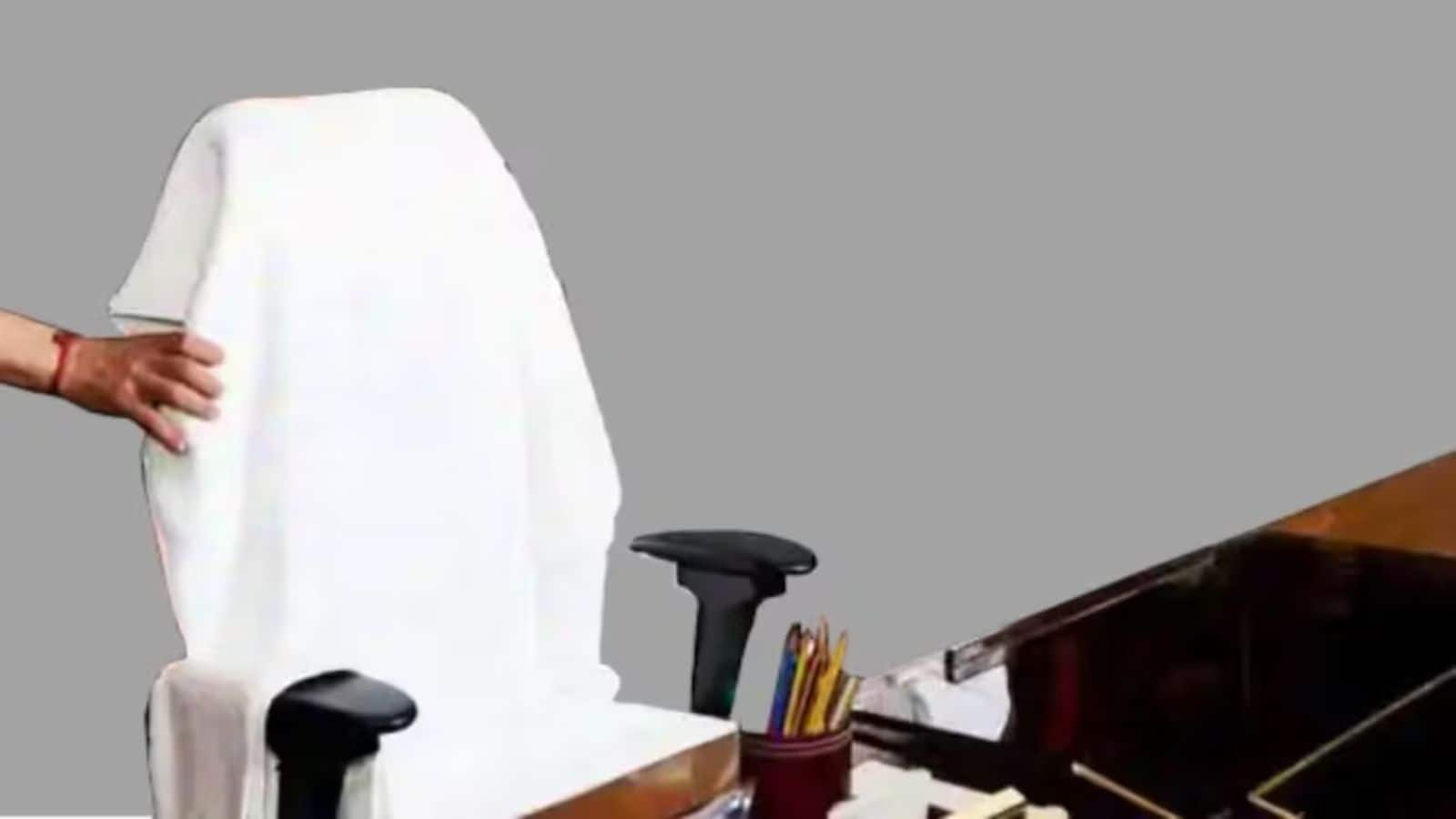 अफसरों की कुर्सियों पर सफेद तौलिया क्यों? जानिए रोचक वजहें अफसरों की कुर्सियों पर सफेद तौलिया क्यों? जानिए रोचक वजहें