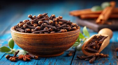 Clove Health Benefits: हमारे रसोई घर में मौजूद मसालों में लौंग का विशेष स्थान है। यह खाने का जायका बढ़ाने के साथ ही औषधीय गुणों से भी भरपूर है। हमारी प्राचीन चिकित्सा पद्धति में भी सेहत के लिए लौंग के कई फायदे बताए गए हैं। इंडोनीशिया के मालुकु द्वीप पर पाया जाने वाला ये मसाला दरअसल, खुशबूदार फूलों की कलियां होती हैं। लौंग के नियमित इस्तेमाल से सेहत को कई फायदे मिल सकते हैं, जिनमें बेहतर इम्युनिटी, पाचन और एंटीऑक्सीडेंट से मिलने वाली मदद भी शामिल है। (Photo Credit: Pinterest)