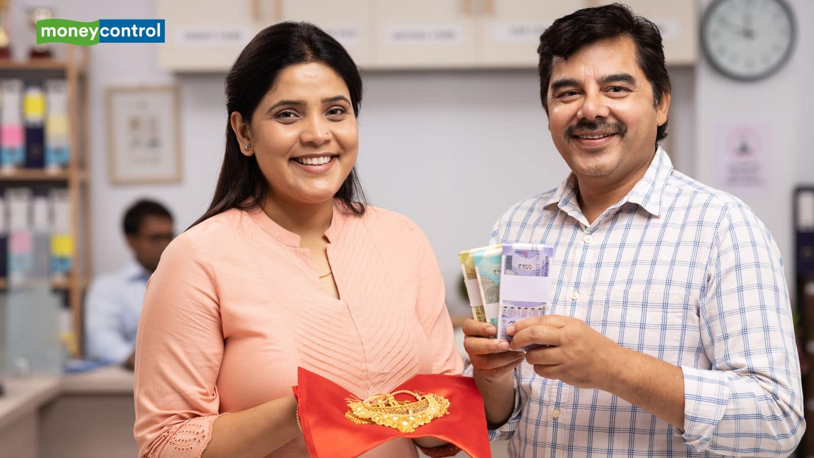  क्रेडिट रिपोर्ट पर रखें नजर हर साल एक बार फ्री में अपनी क्रेडिट रिपोर्ट जरूर चेक करें। BankBazaar, Paisabazaar और PhonePe जैसे ऐप्स भी स्कोर ट्रैक करने में मदद करते हैं। रिपोर्ट में कोई गलती दिखे तो तुरंत क्रेडिट ब्यूरो की वेबसाइट पर जाकर सुधार की मांग करें। साफ-सुथरी रिपोर्ट ही मजबूत स्कोर की नींव है।
