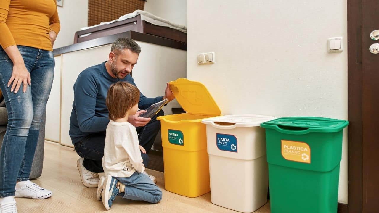 Cleaning Tips: डस्टबिन की बदबू से तुरंत छुटकारा पाने का अनोखा तरीका, आजमाएं ये आसान ट्रिक Cleaning Tips: डस्टबिन की बदबू से तुरंत छुटकारा पाने का अनोखा तरीका, आजमाएं ये आसान ट्रिक