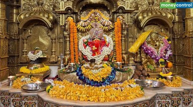 मुंबई के प्रसिद्ध श्री सिद्धिविनायक गणपति मंदिर में बुधवार (27 अगस्त) को गणेश चतुर्थी के मौके पर लाखों श्रद्धालु दर्शन के लिए पहुँचे। भगवान गणेश के आगमन का पर्व पूरे देश में धूमधाम से मनाया जा रहा है।