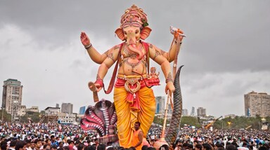 गणेश चतुर्थी के जश्न को परदे पर जिस अंदाज में दिखाया गया है, उसने इसे और खास बना दिया। चाहे विशाल पंडाल हों या ढोल-ताशे की गूंज, बॉलीवुड के गाने इस पर्व के रंगों में चार चांद लगाते हैं। ऋतिक रोशन से लेकर वरुण धवन तक, कई सितारे इन गानों के जरिए बप्पा की भक्ति में डूबे नजर आए हैं।