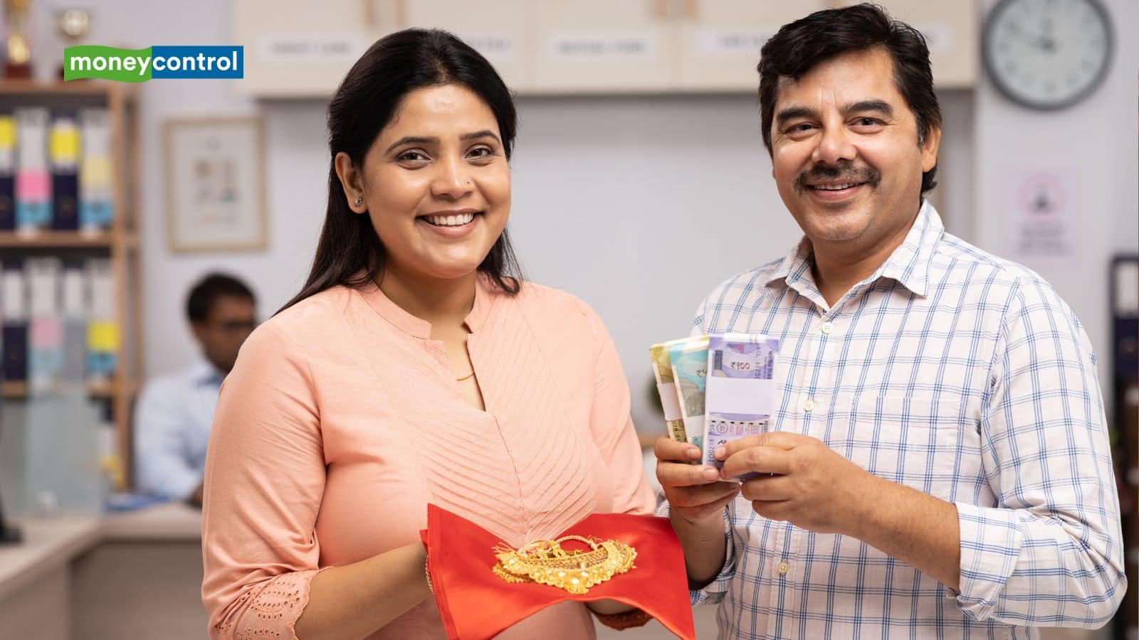  ड्यूटी-फ्री अलाउंस की सीमा पुरुष विदेश से 20 ग्राम (50,000 रुपये) और महिलाएं 40 ग्राम (1 लाख रुपये) तक सोना बिना ड्यूटी ला सकती हैं। एक साल से अधिक समय तक विदेश में रहने वाले NRI 1 किलो तक सोना ला सकते हैं, लेकिन ड्यूटी चुकानी होती है।