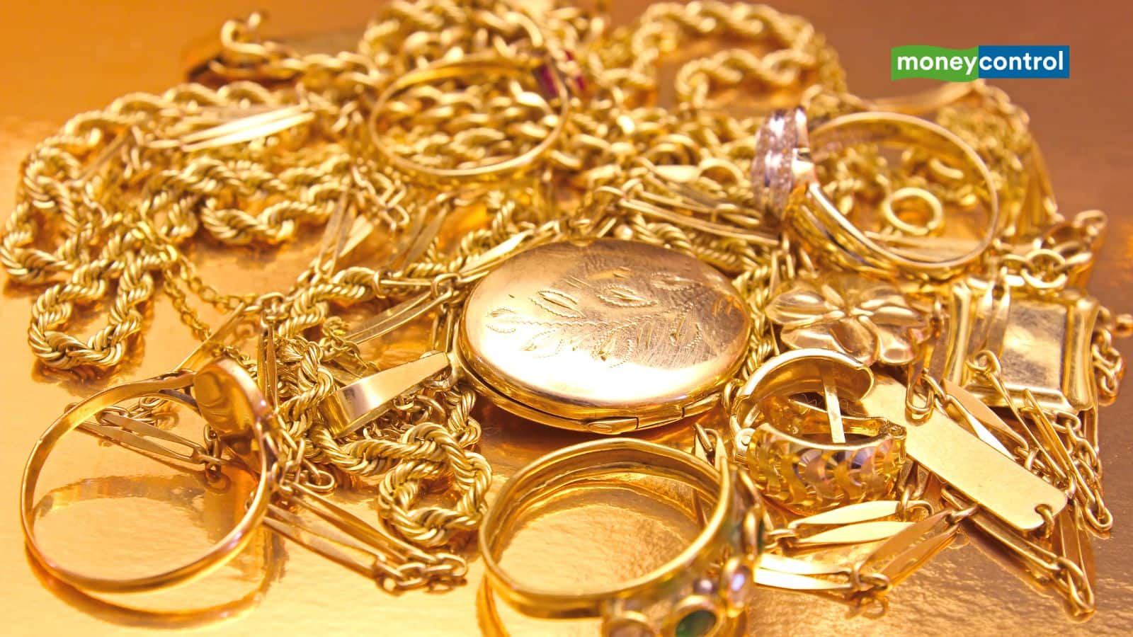 Gold Price Today: MCX पर रिकॉर्ड स्तरों पर पहुंचे सोने के दाम, तेजी की क्या है वजह, आगे और कितनी संभव