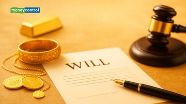 Gold in Will: भारत में सोना सिर्फ गहनों या विरासत की निशानी नहीं, बल्कि एक अहम संपत्ति है। चाहे यह ज्वेलरी हो, सिक्के हों या डिजिटल गोल्ड, इसे वसीयत में शामिल करना कानूनी विवादों से बचाता है और उत्तराधिकार प्रक्रिया आसान बनाता है। जानिए वसीयत और और टैक्स प्लानिंग से आप अपने वारिसों के लिए यह प्रक्रिया और भी सहज बना सकते हैं।
