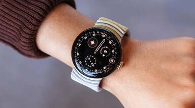 Google Pixel Watch 4: 
अगर आप स्मार्टवॉच खरीदने की सोच रहे हैं तो यह खबर आपके लिए हो सकती है। दरअसल, बुधवार को Made by Google इवेंट में Google Pixel Watch 4 को लॉन्च किया गया है। इसमें Actua 360 ऑलवेज-ऑन डिस्प्ले है और Snapdragon W5 Gen 1 प्रोसेसर दिया गया है। इसके साथ ही इसमें 40 से ज्यादा एक्सरसाइज मोड्स, लॉस ऑफ पल्स डिटेक्शन और दूसरे हेल्थ फीचर्स मौजूद हैं। अब आइए जानते हैं Pixel Watch 4 के स्पेसिफिकेशन्स और कीमत के बारे में।
