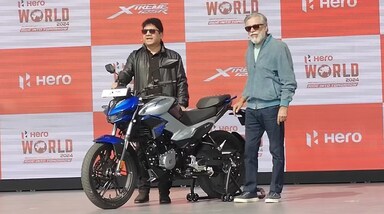 अगर आप Hero की बाइक को ज्यादा पसंद करते हैं, और आप इसी कंपनी की बाइक लेने की सोच रहे हैं तो यह खबर आपके लिए फायदेमंद साबित हो सकती है, दरअसल हीरो मोटोकॉर्प ने Hero Xtreme 125R का नया सिंगल-सीट वैरिएंट भारत में लॉन्च कर दिया है। इसमें 124.7cc का सिंगल सिलेंडर इंजन, क्रूज कंट्रोल और तीन राइडिंग मोड (Eco, Road, Power) जैसे फिचर मिलते हैं। अब आइए जानते हैं Hero Xtreme 125R की कीमत और फीचर के बारे में।