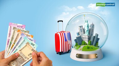 Holiday Loans: त्योहारी सीजन और छुट्टियों के करीब आते ही लोग फैमिली वेकेशन की प्लानिंग करने लगते हैं। महंगे ट्रैवल खर्चों को पूरा करने के लिए कई लोग पर्सनल लोन लेने लगे हैं। लेकिन ये सुविधा जितनी आसान लगती है, इसके पीछे छिपे आर्थिक खतरे उतने ही गंभीर हो सकते हैं।