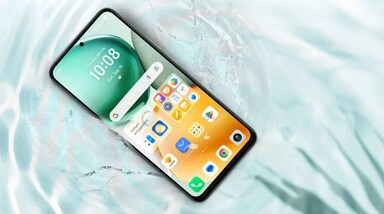 Honor X7c 5G स्मार्टफोन जल्द ही भारत में लॉन्च होने वाला है। लॉन्च से पहले ही एक ई-कॉमर्स प्लेटफॉर्म पर इस स्मार्टफोन का डेडिकेटेड लैंडिंग पेज लाइव हो गया है, जिसमें इसके प्रमुख फीचर्स और डिजाइन का खुलासा हुआ है। अपकमिंग Honor X7c 5G स्मार्टफोन के टीजर से पता चलता है कि यह स्मार्टफोन 120Hz रिफ्रेश रेट और 6.8-inch के डिस्प्ले के साथ आएगा। इसके अलावा, इसमें सेल्फी के लिए 5MP का फ्रंट कैमरा दिया जाएगा। अब आइए जानते हैं इसके स्पेसिफिकेशन के बारे में विस्तार से।