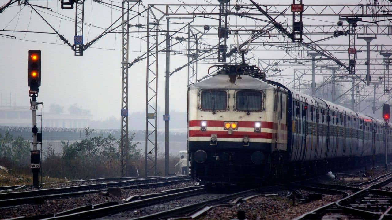 Indian Railway Rules: रेलवे का ऐसा नियम जिसे 90% यात्री नहीं जानते, जानिए रात में टिकट चेकिंग का सच!